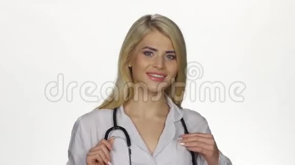 女医生用听诊器对着镜头微笑白色视频的预览图