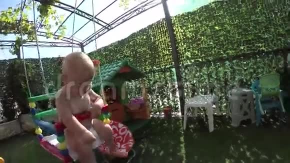 七个月大的孩子第一次在秋千上视频的预览图