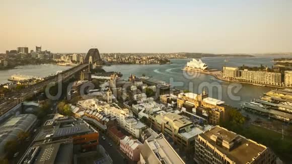 金色天空傍晚在悉尼城市天际线鸟瞰视频的预览图