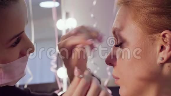 美容院的眉毛矫正视频的预览图
