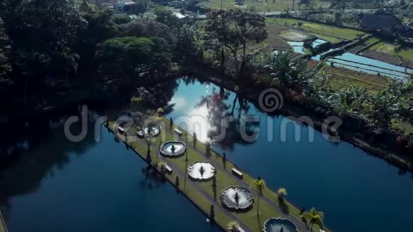 美丽的风景花园上的水与湖建筑喷泉桥梁大道凉亭印度尼西亚视频的预览图