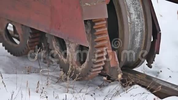 旧铁起重机的车轮轨道视频的预览图