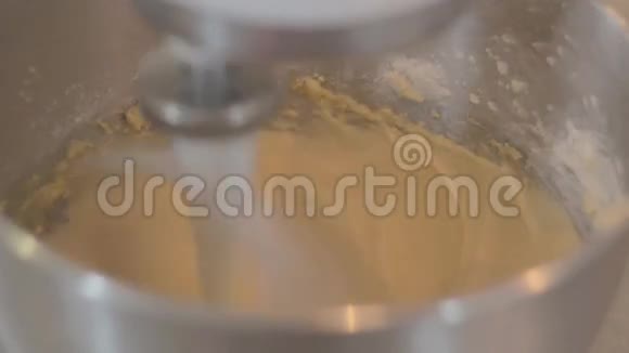 食品搅拌机海绵蛋糕棒混合配料关闭浅焦点平色轮廓视频的预览图
