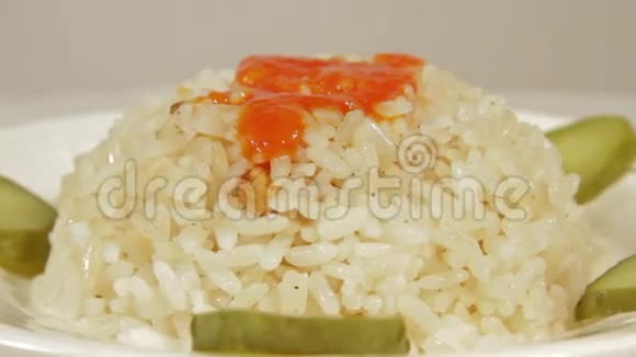 用腌黄瓜旋转米饭视频的预览图