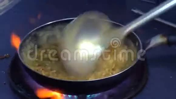 印度菜汤的制作过程视频的预览图