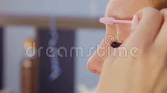 美容院的眉毛矫正视频的预览图