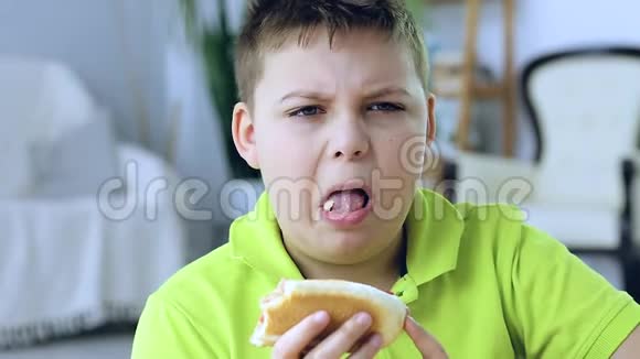 小男孩吃热狗视频的预览图