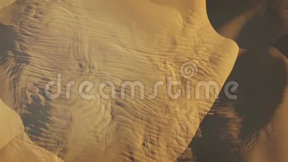 沙漠虚拟沙丘上方直线飞行的无人机视图视频的预览图