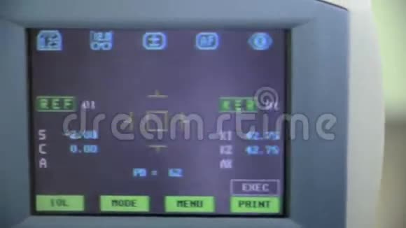 医学现代设备显示眼睛检查时眼睛在屏幕上视频的预览图