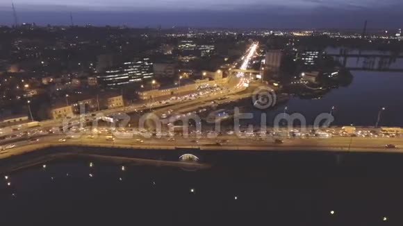 鸟瞰乌克兰基辅夜市车流量视频的预览图