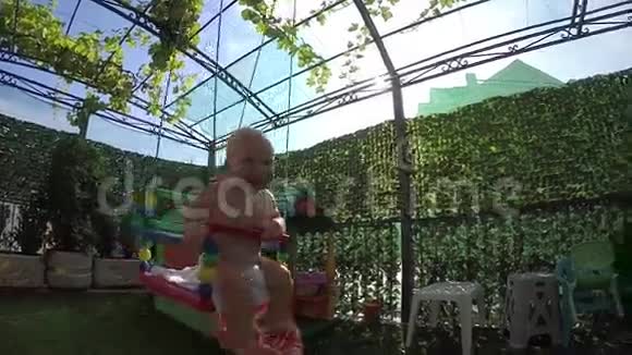 七个月大的孩子第一次在秋千上视频的预览图