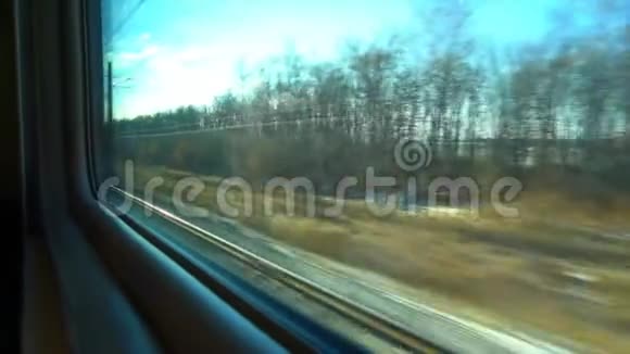 4K点从旅客列车的窗口荒废的冬林在窗外移动视频的预览图