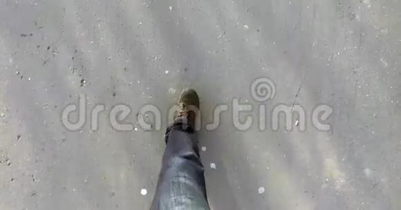 在城市的柏油路上行走的男鞋视频的预览图