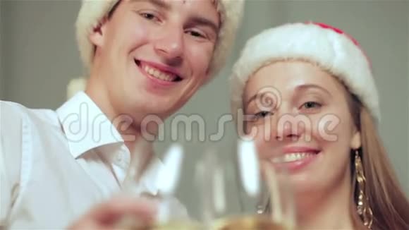 一对漂亮的夫妇在圣诞节戴眼镜视频的预览图
