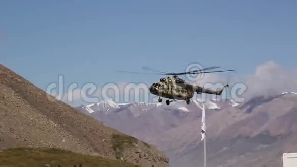 直升机坐在山上视频的预览图