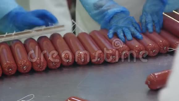 一家肉类加工厂生产香肠腊肠视频的预览图
