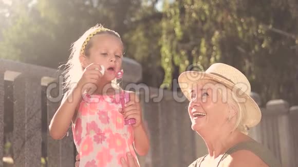 漂亮的高级女人和她的孙女视频的预览图