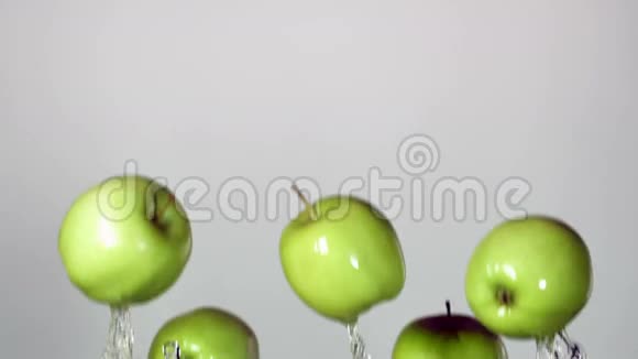 绿色的苹果溅了水花视频的预览图