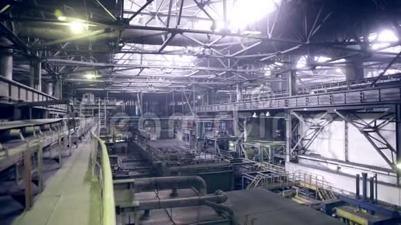 工业工厂视图在里面有起重机钩视频的预览图