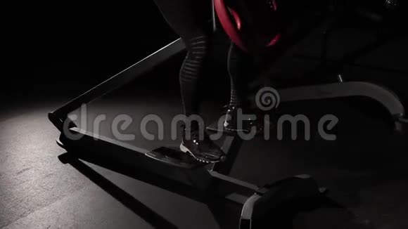 运动员摇动身体和肌肉视频的预览图