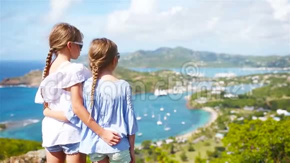 可爱的孩子们在加勒比海的安提瓜欣赏风景如画的英国港湾视频的预览图