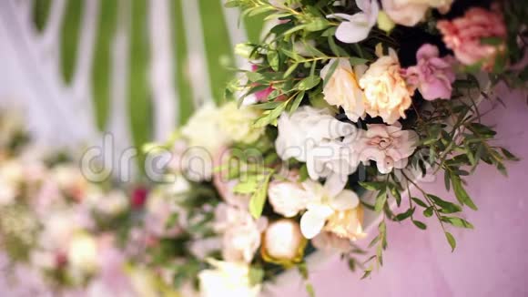 婚礼上人工花束装饰背景模糊视频的预览图