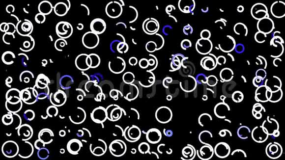 许多环形成的弯曲窄线隔离在黑色背景无缝环动画混沌运动视频的预览图