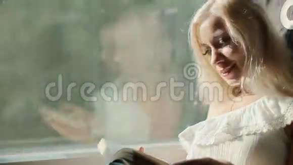 金发美女在火车上看书视频的预览图