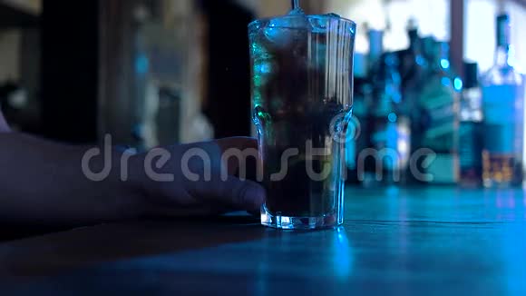 时间推移酒保将酒精混合并倒入酒吧的鸡尾酒杯中视频的预览图