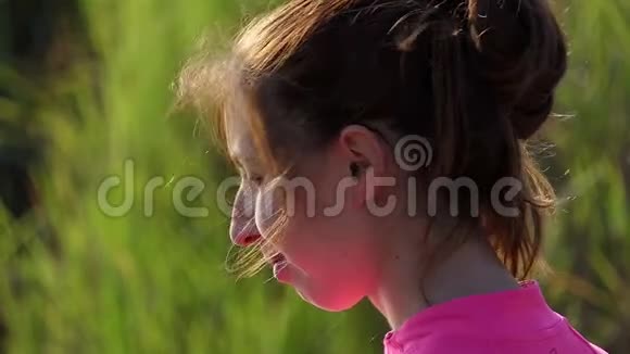 夏天在斯洛文尼亚的湖岸上微笑的年轻女子视频的预览图