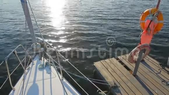 帆船停泊在浮动码头视频的预览图