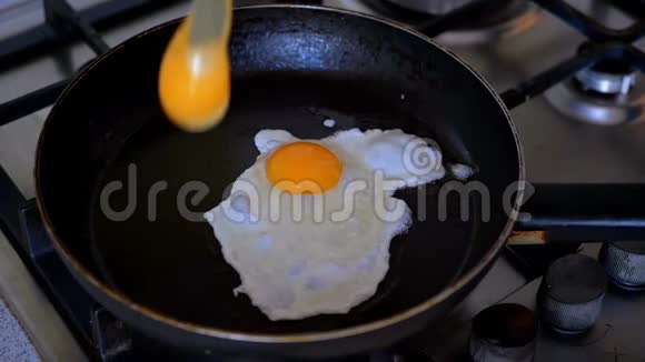 锅里煎蛋慢动作视频的预览图