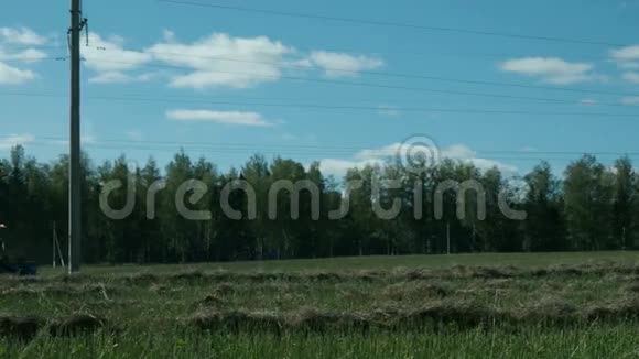 农用拖拉机在田里收集稻草视频的预览图