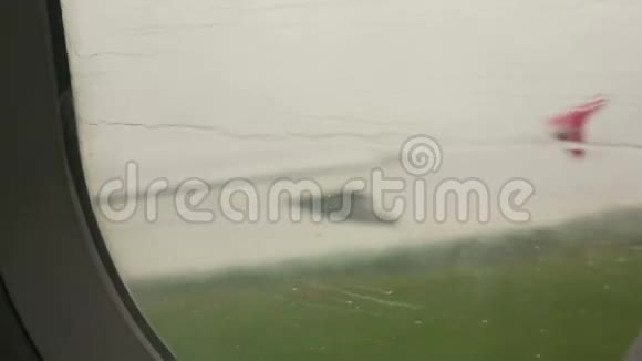 飞机在大雨中起飞视频的预览图