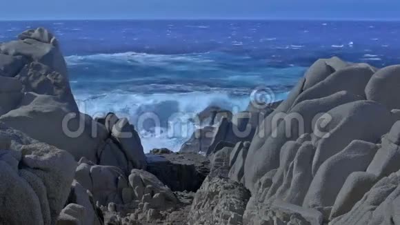 意大利的蓝海和花岗岩礁视频的预览图