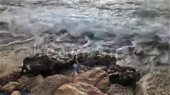 早上冲浪有泡沫的海浪视频的预览图