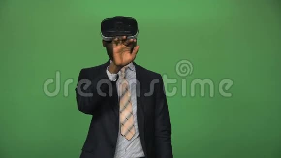 黑人使用VR眼镜视频的预览图