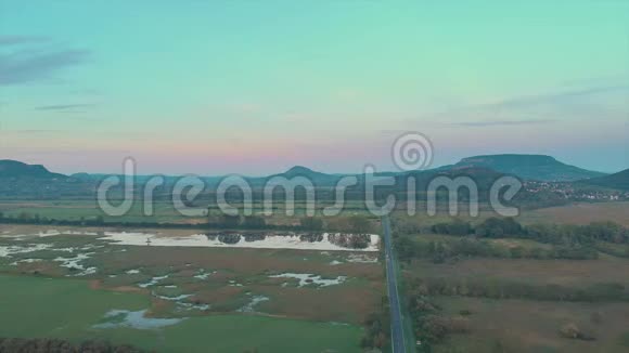 巴莱顿湖附近匈牙利风景的无人机航拍片视频的预览图