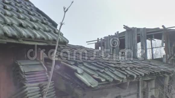 一个老阿邦德棚屋的屋顶瓷砖慢慢脱落视频的预览图