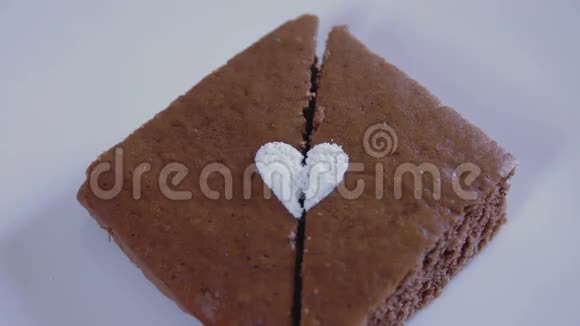 打开带有心形糖粉的巧克力饼视频的预览图