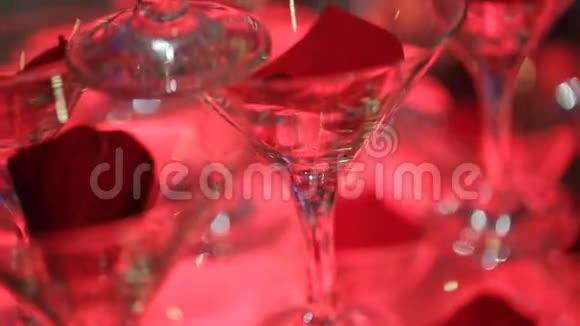 婚礼滑梯桌上的香槟明亮的酒吧庆祝视频的预览图