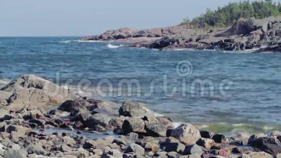 瑞典峡湾海岸蓝天阳光岩视频的预览图