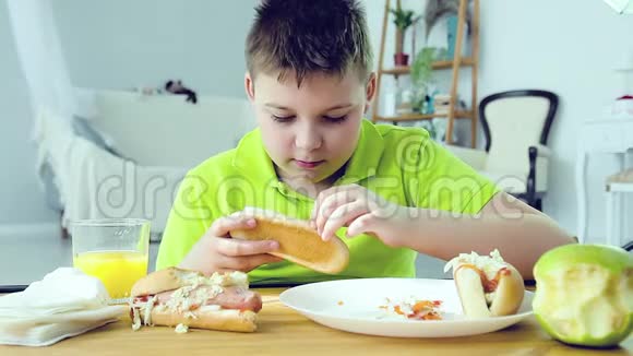 小男孩吃热狗视频的预览图