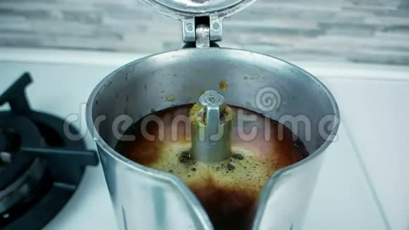 古老的复古咖啡莫卡与热意大利咖啡阿拉伯开始与泡沫缓慢运动使用咖啡摩卡咖啡机视频的预览图
