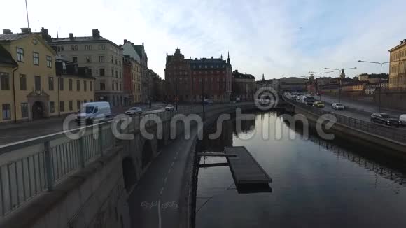 斯德哥尔摩瑞典市中心天际线在日落的市中心与交通视频的预览图