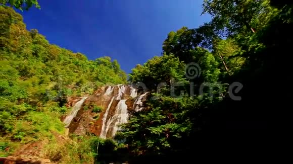 森林山远处瀑布蓝天的景色视频的预览图