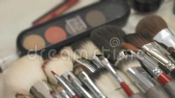 化妆品调色板和桌子上的刷子视频的预览图