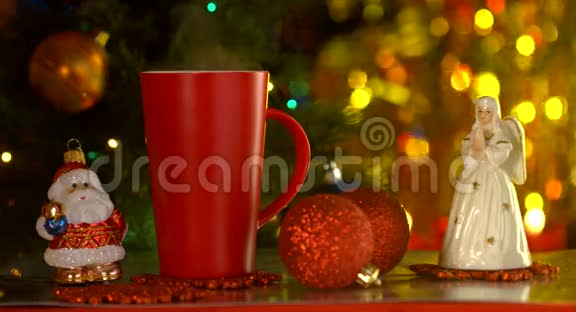 带圣诞玩具的红色杯子视频的预览图