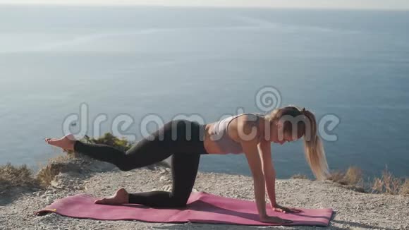 女人做瑜伽运动早上伸展身体看海慢动作视频的预览图