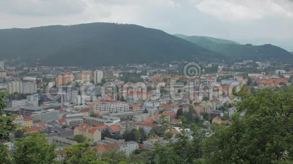 奥地利格拉茨镇夏季白天的最高景观山区视频的预览图